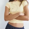 Gelbes T-Shirt mit Nieten Gelbes T-Shirt mit Nieten