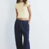 Gelbes T-Shirt mit Nieten Gelbes T-Shirt mit Nieten