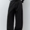 Gerade geschnittene Hose mit Nähten Gerade geschnittene Hose mit Nähten
