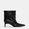 Gerüschte Stiefel mit hohem Absatz Gerüschte Stiefel mit hohem Absatz
