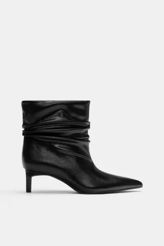 Gerüschte Stiefel mit hohem Absatz