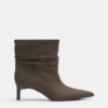 Gerüschte Stiefel mit hohem Absatz Gerüschte Stiefel mit hohem Absatz