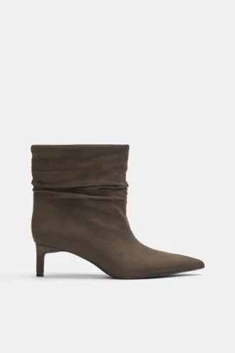 Gerüschte Stiefel mit hohem Absatz