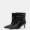 Gerüschte Stiefel mit hohem Absatz Gerüschte Stiefel mit hohem Absatz