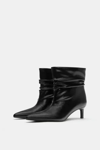 Gerüschte Stiefel mit hohem Absatz