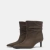 Gerüschte Stiefel mit hohem Absatz Gerüschte Stiefel mit hohem Absatz