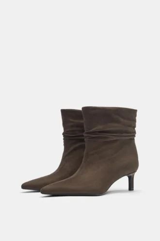 Gerüschte Stiefel mit hohem Absatz