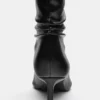 Gerüschte Stiefel mit hohem Absatz Gerüschte Stiefel mit hohem Absatz