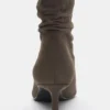 Gerüschte Stiefel mit hohem Absatz Gerüschte Stiefel mit hohem Absatz