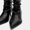 Gerüschte Stiefel mit hohem Absatz Gerüschte Stiefel mit hohem Absatz