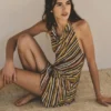 Gestreiftes kurzes Neckholder-Shorts-Kleid