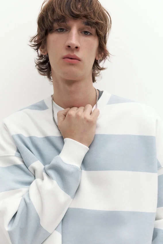 Gestreiftes Sweatshirt mit Rundhalsausschnitt Gestreiftes Sweatshirt mit Rundhalsausschnitt