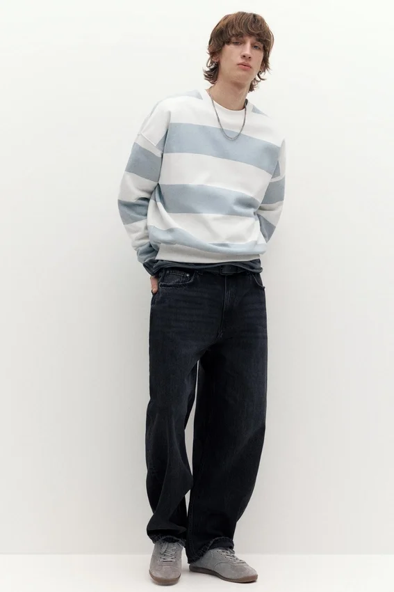 Gestreiftes Sweatshirt mit Rundhalsausschnitt Gestreiftes Sweatshirt mit Rundhalsausschnitt