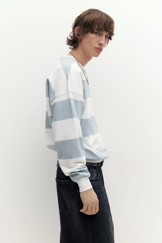 Gestreiftes Sweatshirt mit Rundhalsausschnitt Gestreiftes Sweatshirt mit Rundhalsausschnitt