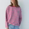 Gestreiftes T-Shirt mit Slogan Gestreiftes T-Shirt mit Slogan