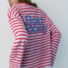 Gestreiftes T-Shirt mit Slogan Gestreiftes T-Shirt mit Slogan