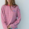 Gestreiftes T-Shirt mit Slogan Gestreiftes T-Shirt mit Slogan