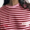 Gestreiftes T-Shirt mit Sternen und Slogan Gestreiftes T-Shirt mit Sternen und Slogan
