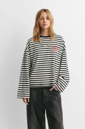 Gestreiftes T-Shirt mit Text