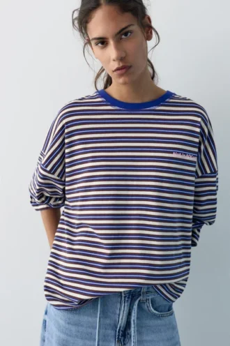Gestreiftes T-Shirt mit Text Gestreiftes T-Shirt mit Text