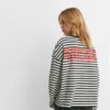 Gestreiftes T-Shirt mit Text Gestreiftes T-Shirt mit Text