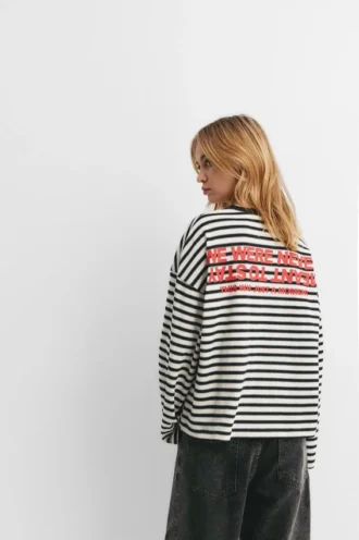 Gestreiftes T-Shirt mit Text