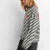 Gestreiftes T-Shirt mit Text Gestreiftes T-Shirt mit Text