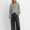 Gestreiftes T-Shirt mit Text Gestreiftes T-Shirt mit Text