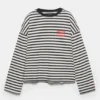Gestreiftes T-Shirt mit Text Gestreiftes T-Shirt mit Text