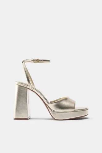 Goldfarbene Plateau-Sandalen mit hohem Absatz
