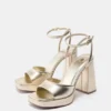 Goldfarbene Plateau-Sandalen mit hohem Absatz Goldfarbene Plateau-Sandalen mit hohem Absatz
