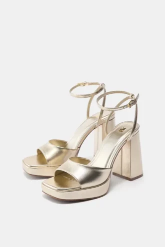 Goldfarbene Plateau-Sandalen mit hohem Absatz