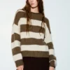 Grob gestrickter, gestreifter Pullover Grob gestrickter, gestreifter Pullover