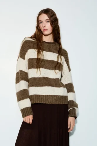 Grob gestrickter, gestreifter Pullover