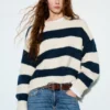 Grob gestrickter, gestreifter Pullover Grob gestrickter, gestreifter Pullover