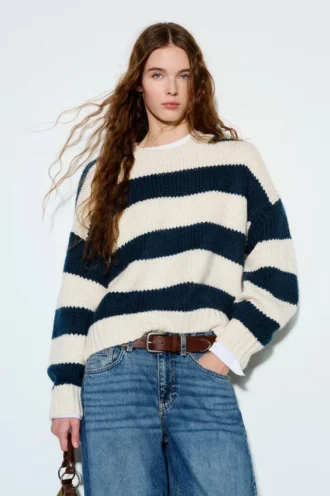 Grob gestrickter, gestreifter Pullover