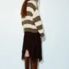 Grob gestrickter, gestreifter Pullover Grob gestrickter, gestreifter Pullover