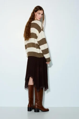 Grob gestrickter, gestreifter Pullover