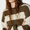 Grob gestrickter, gestreifter Pullover Grob gestrickter, gestreifter Pullover