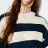 Grob gestrickter, gestreifter Pullover Grob gestrickter, gestreifter Pullover
