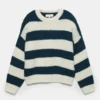 Grob gestrickter, gestreifter Pullover Grob gestrickter, gestreifter Pullover
