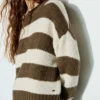 Grob gestrickter, gestreifter Pullover Grob gestrickter, gestreifter Pullover
