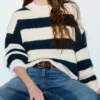 Grob gestrickter, gestreifter Pullover Grob gestrickter, gestreifter Pullover