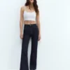Hoch taillierte Jeans mit ausgestelltem Bein Hoch taillierte Jeans mit ausgestelltem Bein