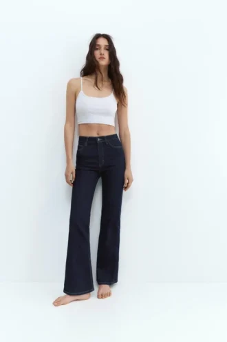 Hoch taillierte Jeans mit ausgestelltem Bein