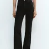 Hoch taillierte Jeans mit ausgestelltem Bein Hoch taillierte Jeans mit ausgestelltem Bein