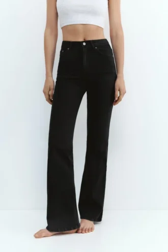 Hoch taillierte Jeans mit ausgestelltem Bein