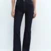 Hoch taillierte Jeans mit ausgestelltem Bein Hoch taillierte Jeans mit ausgestelltem Bein