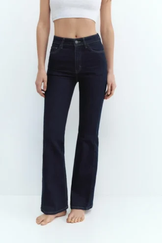 Hoch taillierte Jeans mit ausgestelltem Bein