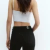 Hoch taillierte Jeans mit ausgestelltem Bein Hoch taillierte Jeans mit ausgestelltem Bein